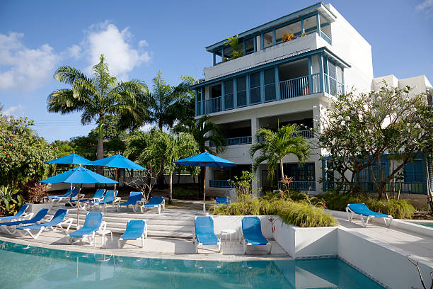 プール付きのアパートメント - tourist resort apartment swimming pool caribbean ストックフォトと画像