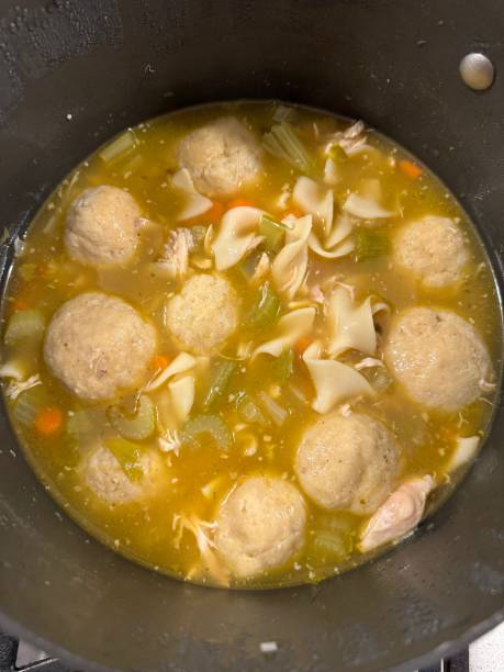 pentola di zuppa di polpette di matzo fatta in casa - cooking close up matzo food foto e immagini stock