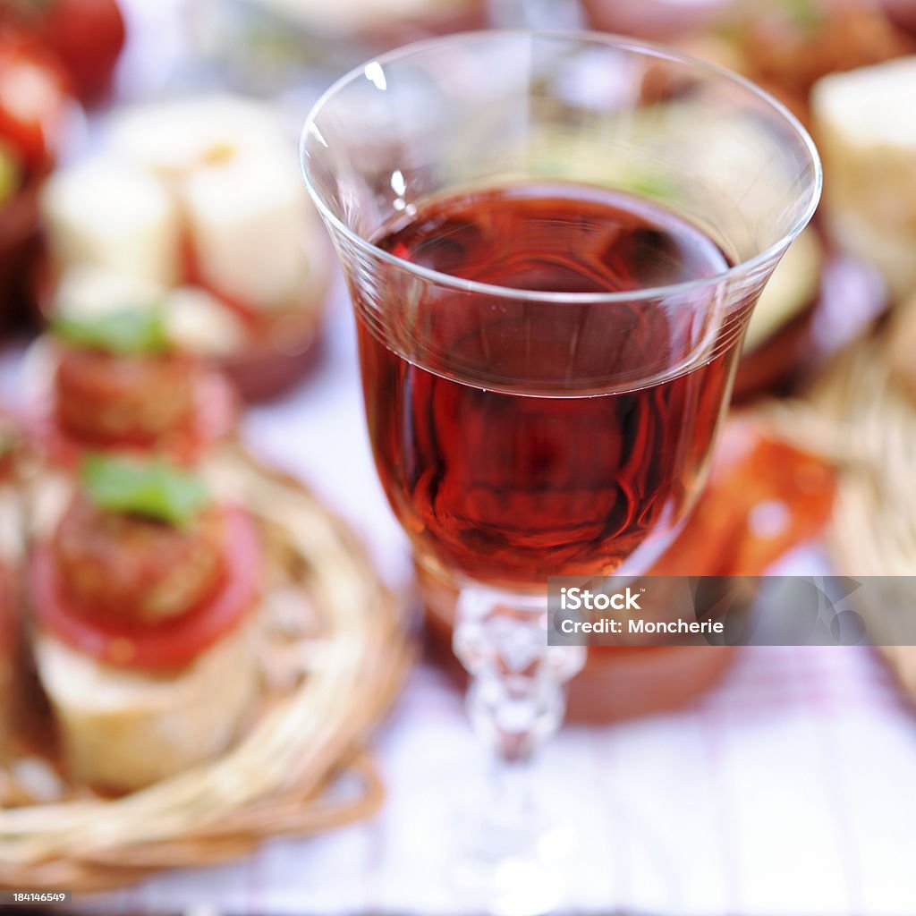 Vinho tinto com tapas no fundo - Foto de stock de Almôndegas royalty-free