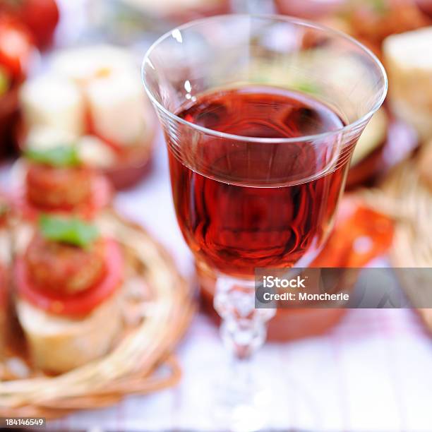 Foto de Vinho Tinto Com Tapas No Fundo e mais fotos de stock de Almôndegas - Almôndegas, Antepasto, Antipasto