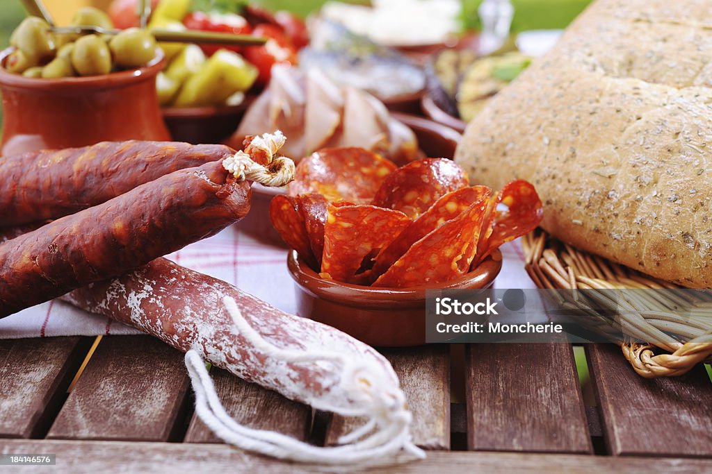 Chorizo con tapas - Foto stock royalty-free di Acciuga