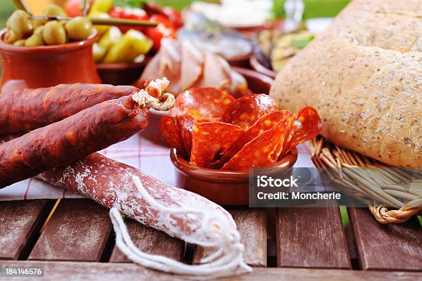 Chorizo Con Tapas - Fotografie stock e altre immagini di Acciuga - Acciuga, Alchol, Alla griglia