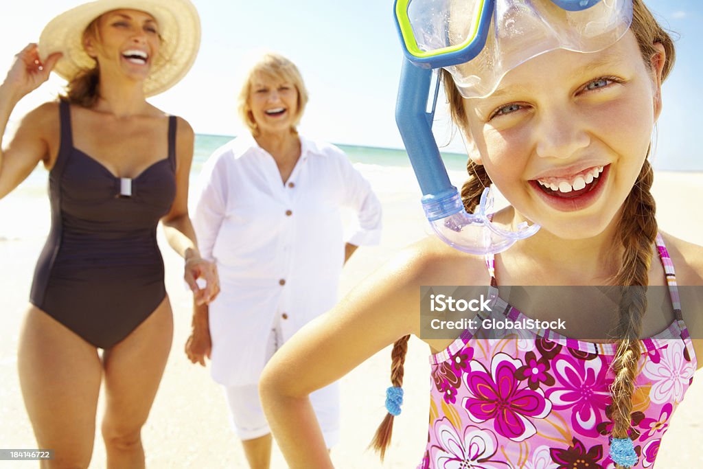 Enfant portant Masque de plongée sous-marine avec la famille en profitant de la plage - Photo de Plage libre de droits