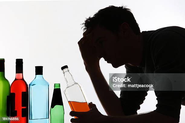 Alkoholische Missbrauch Stockfoto und mehr Bilder von Alkoholismus - Alkoholismus, Männer, Alkoholisches Getränk