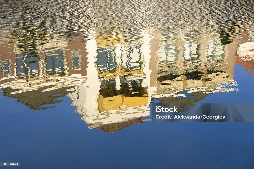 運河反射にアムステルダム,オランダ - れんが造りの家のロイヤリティフリーストックフォト