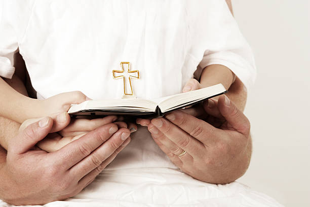 familia prayers - family cross shape christianity praying fotografías e imágenes de stock