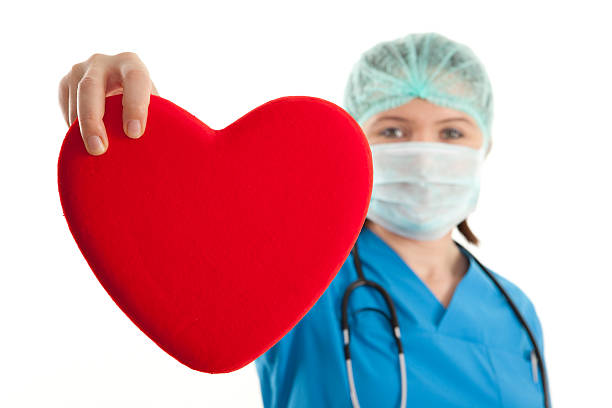 mujeres jóvenes trabajador de asistencia sanitaria y a la forma de corazón - stethoscope paramedic working heart disease fotografías e imágenes de stock