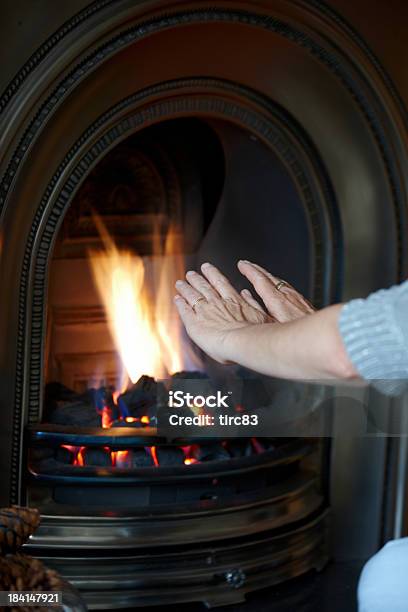 Mujer Madura Manos De Carbón De Calentamiento Por Fuego Foto de stock y más banco de imágenes de Adulto