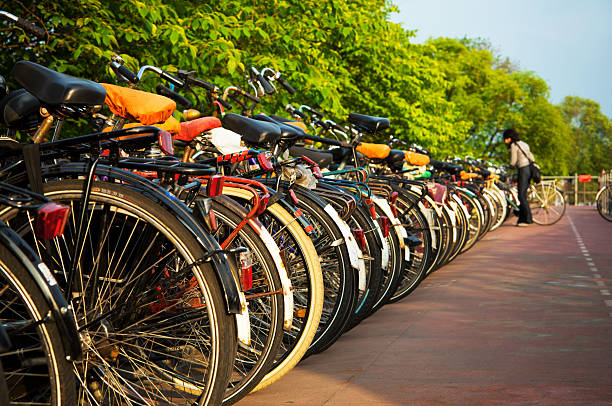 bicicletas en amsterdam - bicycle rack fotografías e imágenes de stock