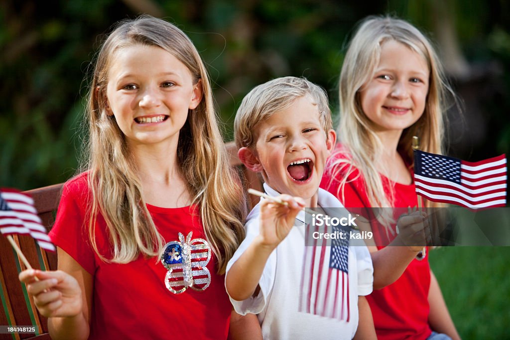 Dzieci w dniu czwartego lipca lub Memorial Day - Zbiór zdjęć royalty-free (Dzień Pamięci Stanów Zjednoczonych)