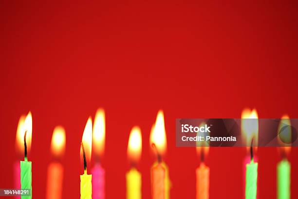 Foto de Velas Sobre Vermelho e mais fotos de stock de Aniversário - Aniversário, Chama, Foco - Técnica de imagem