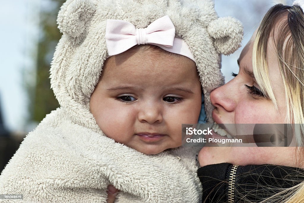 Mãe segurando o bebê - Foto de stock de Adulto royalty-free