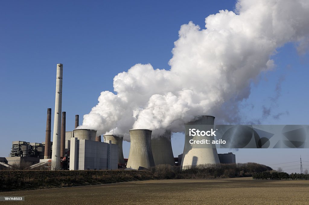 電力プラント、ブルースカイ - 石炭発電所のロイヤリティフリーストックフォト
