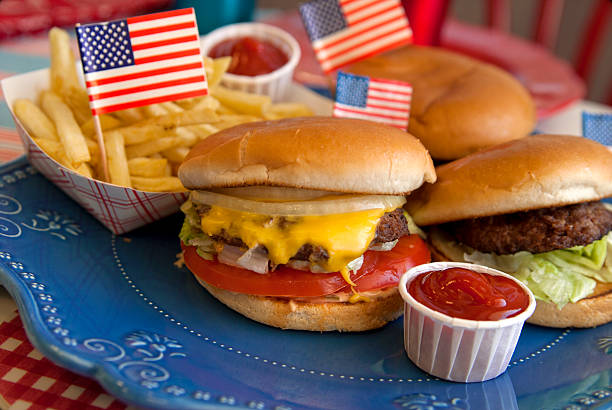 ser hamburgery z grilla hamburger, 4 lipca & labor day piknik żywności - american cuisine zdjęcia i obrazy z banku zdjęć