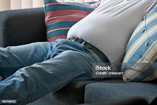 Übergewichtige Mann Sa Auf Couch Stockfoto und mehr Bilder von Dick - Dick, Männer, Sofa