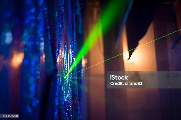 Photo libre de droit de Laser Sur Fond Vert Dans Le Théâtre banque d'images et plus d'images libres de droit de Laser - Laser, Reflet, Réfraction de la lumière