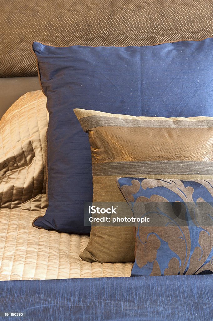 Azul e almofadas de seda dourado - Foto de stock de Veludo - Material Têxtil royalty-free