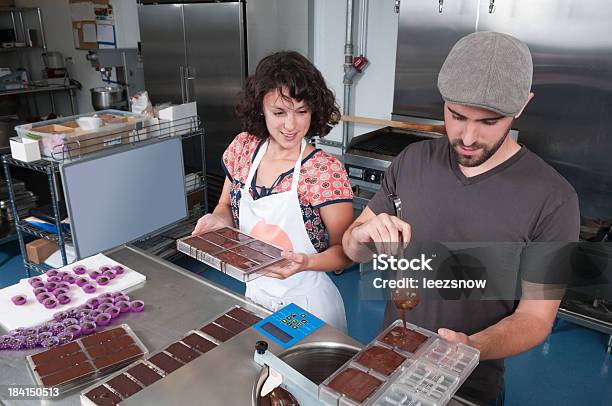 La Serie Cioccolatini Fatti A Mano - Fotografie stock e altre immagini di Barretta di cioccolato - Barretta di cioccolato, Versare, Adulto