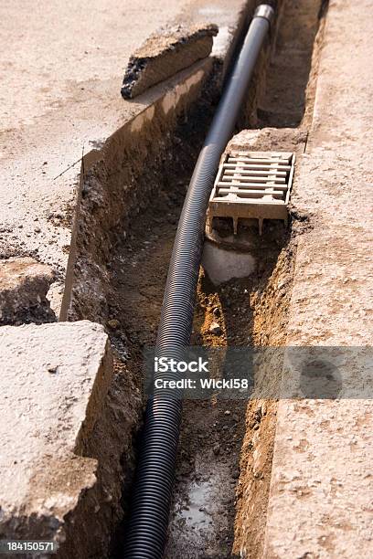 Drainpipe En Zanja Foto de stock y más banco de imágenes de Boca de alcantarilla - Boca de alcantarilla, Plástico, Aire libre