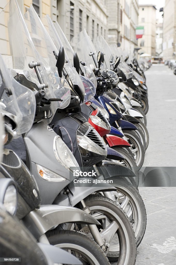 Fileira de scooter italiana em Florença, Toscana - Foto de stock de Assento de veículo royalty-free