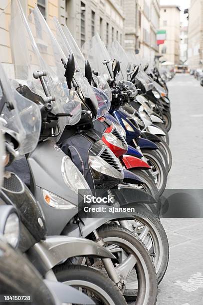 Foto de Fileira De Scooter Italiana Em Florença Toscana e mais fotos de stock de Assento de veículo - Assento de veículo, Bicicleta Motorizada, Borracha - Material