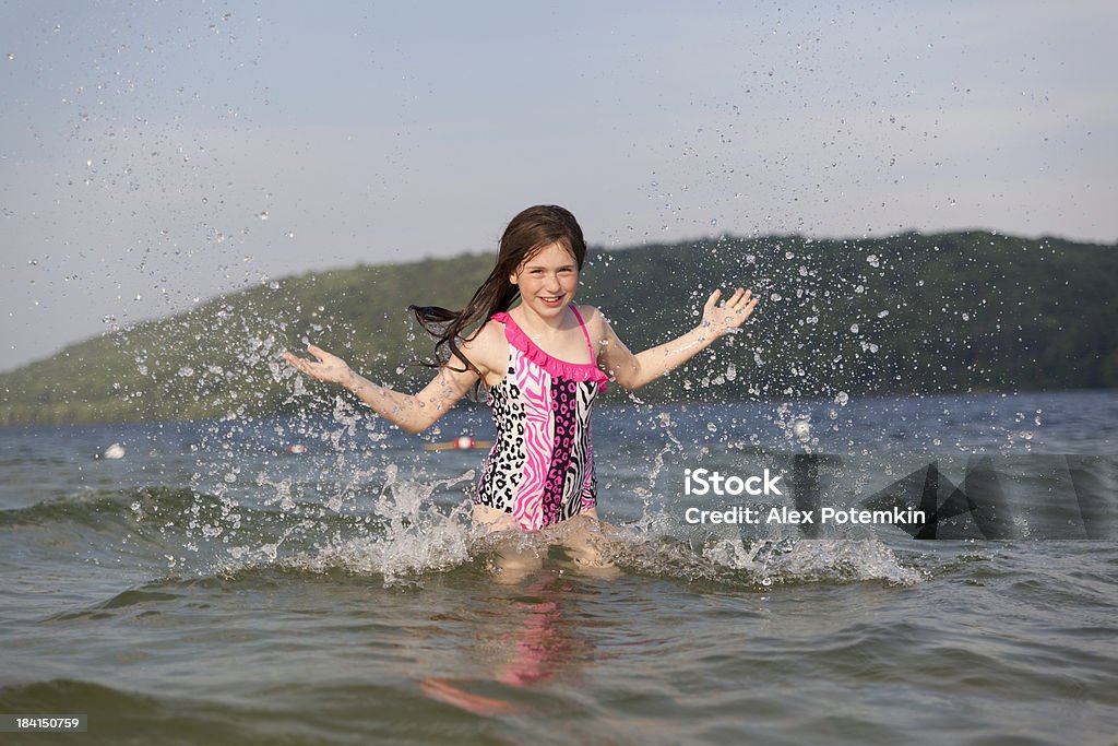Kleines Mädchen springen in das Wasser auf den See - Lizenzfrei Gebirge Pocono Mountains Stock-Foto