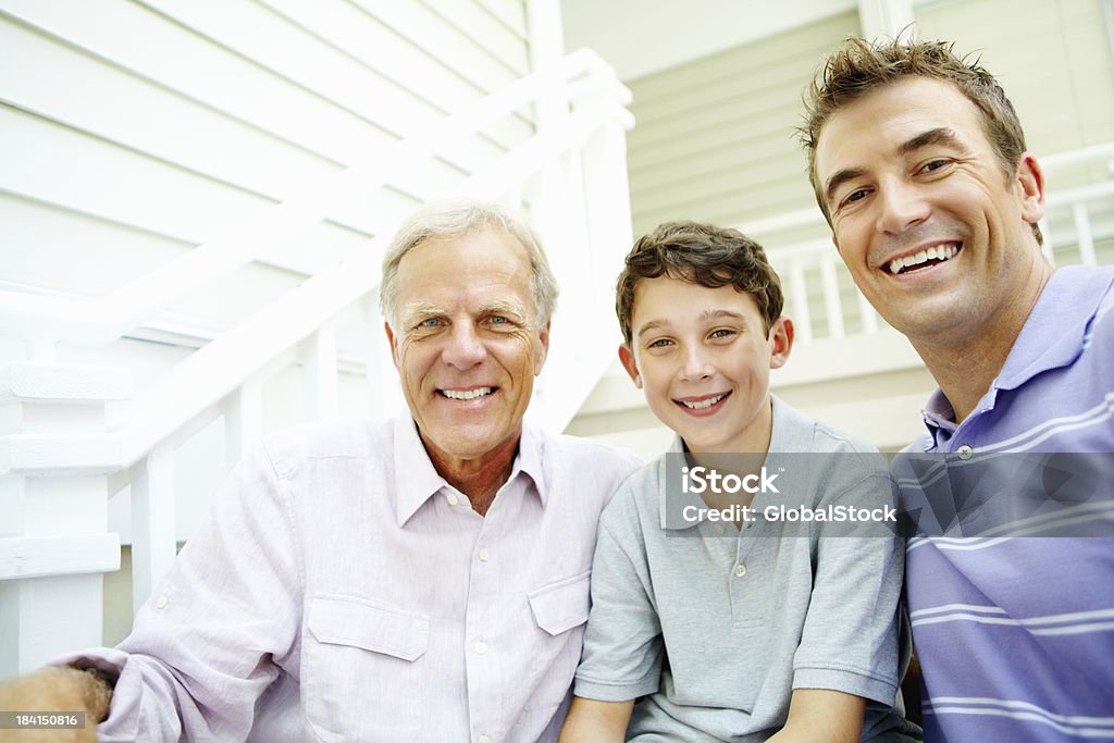 Souriant famille assis sur l'escalier - Photo de Adulte libre de droits