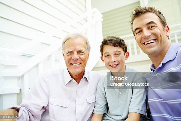Foto de Família Sentado Na Escada e mais fotos de stock de 30 Anos - 30 Anos, 60 Anos, Adulto
