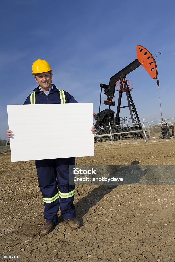 Trabajador del petróleo y el blanco señal - Foto de stock de Accesorio de cabeza libre de derechos