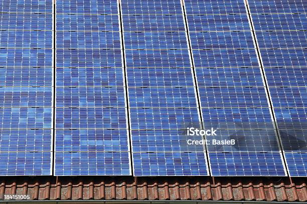 Células Solares Sobre Um Telhado - Fotografias de stock e mais imagens de Moldura Completa - Moldura Completa, Painel Solar, Alemanha