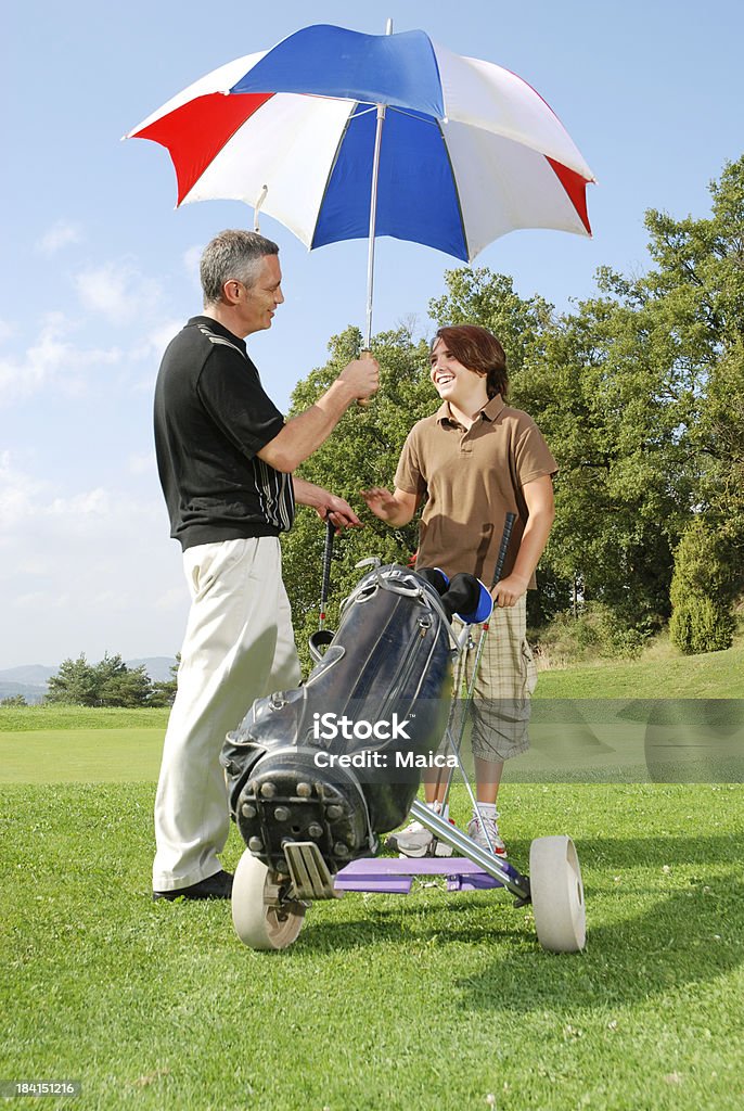 Père et fils sur le parcours de golf - Photo de 10-11 ans libre de droits