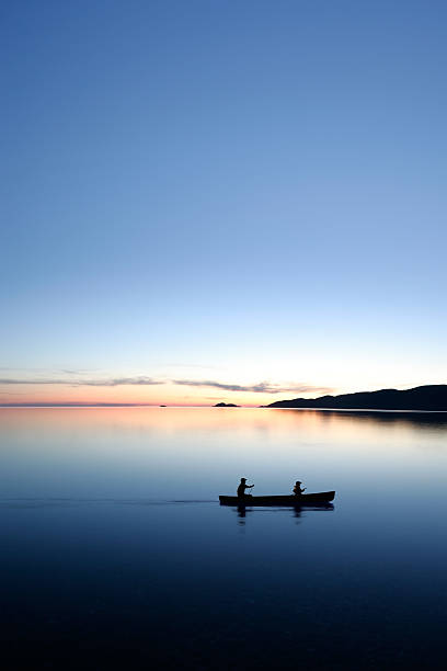 xxxl crépuscule canoë - northern lake photos et images de collection