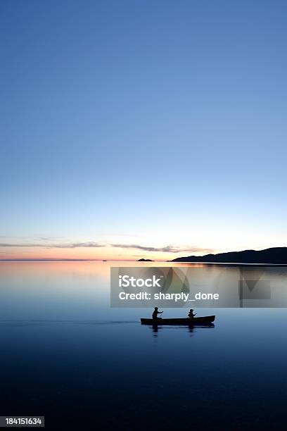 Xxxl Crepuscolo Canoa - Fotografie stock e altre immagini di Lago - Lago, Campo estivo, Minnesota