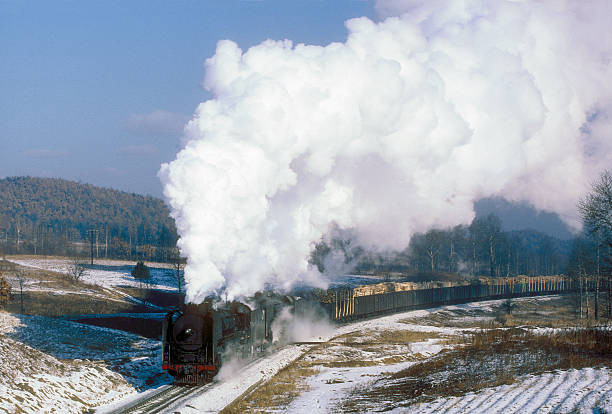 locomotiva a vapor na neve, norte da china - lumber industry cold day forest imagens e fotografias de stock