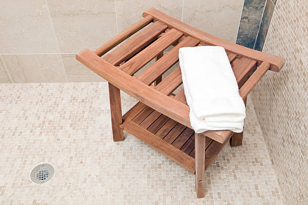 madeira, banco de chuveiro com toalha branca e azulejos surround - banco assento - fotografias e filmes do acervo