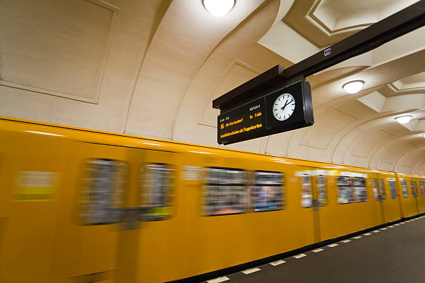 metro de berlim - clock station people berlin germany imagens e fotografias de stock