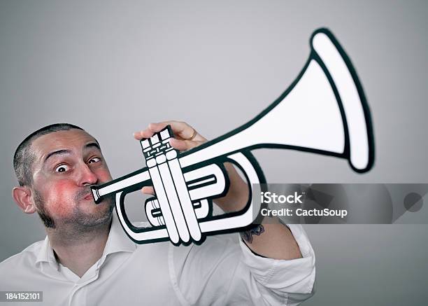 Trumpet Człowiek - zdjęcia stockowe i więcej obrazów Granie - Granie, Senior, Trąbka