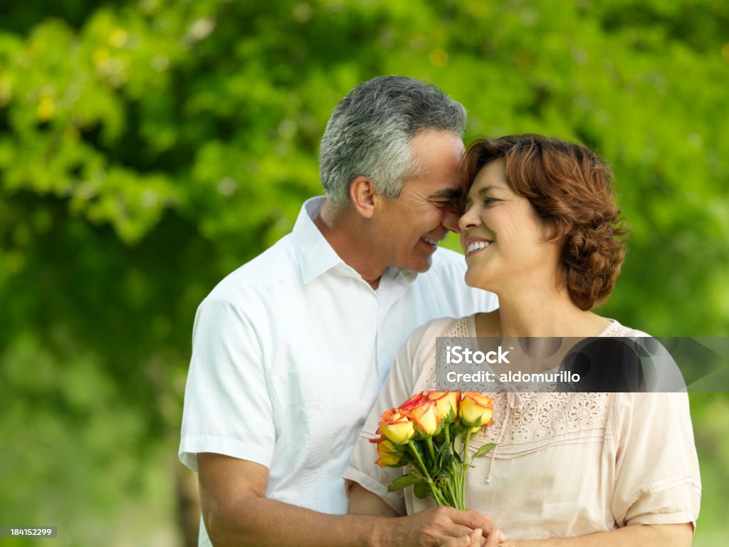 Linda y Foto de una pareja madura - Foto de stock de 50-59 años libre de derechos