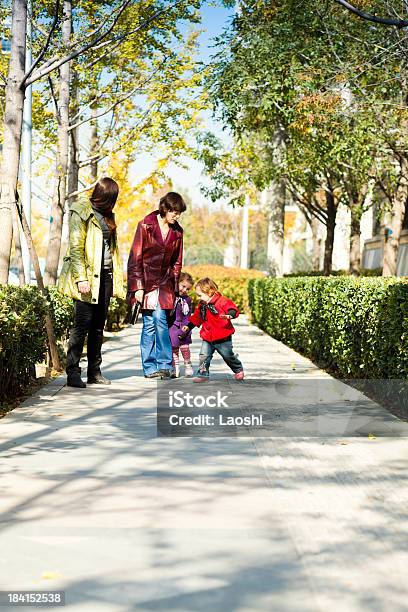 Madre E Hijas Foto de stock y más banco de imágenes de 2-3 años - 2-3 años, Actividad, Actividad móvil general