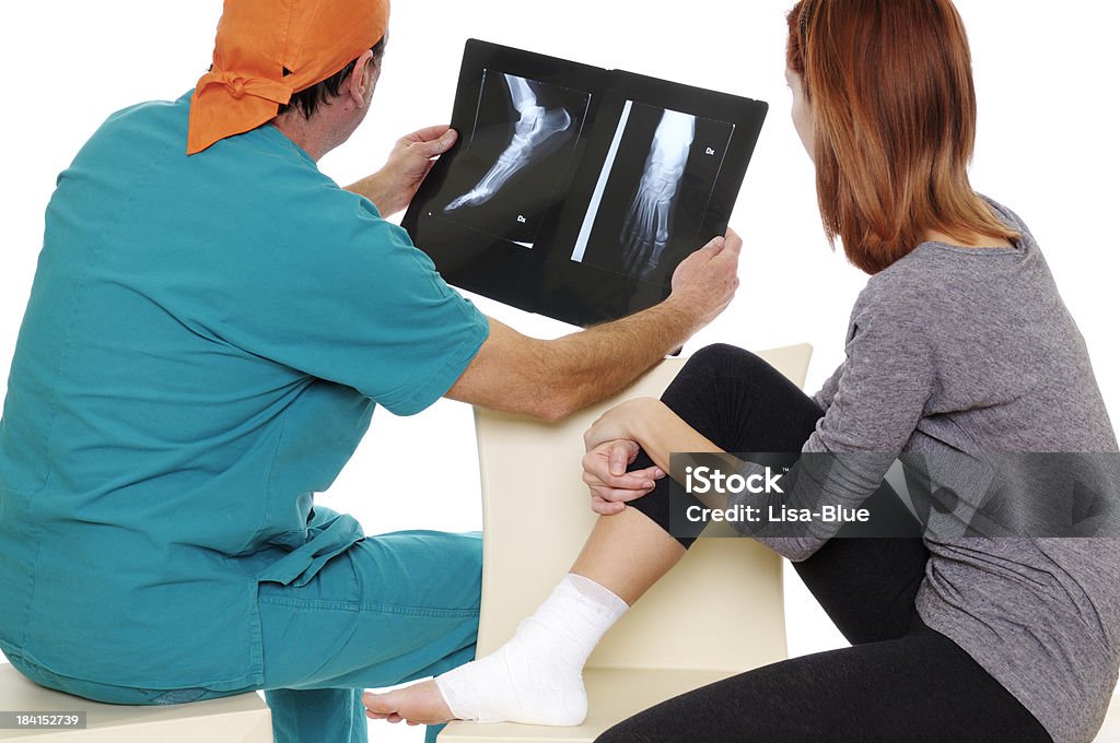 Médico e um paciente examinando raios X pé - Foto de stock de Acidente royalty-free