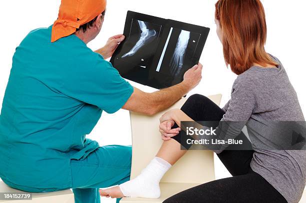 Médico E Paciente Examinando Uma Radiografia De Pé - Fotografias de stock e mais imagens de Acidente - Conceito - Acidente - Conceito, Adulto, Adulto maduro