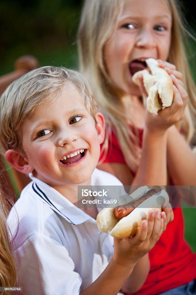 Enfants mangeant des hot-dogs - Photo de Enfant libre de droits