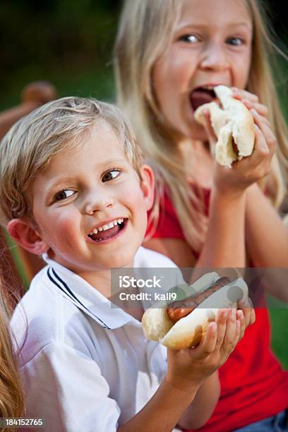 Photo libre de droit de Enfants Mangeant Des Hotdogs banque d'images et plus d'images libres de droit de Enfant - Enfant, Hot dog, Manger