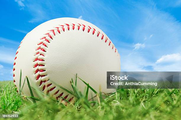 Cuero Blanco Béisbol En Hierba De Paso Con Cielo Azul Foto de stock y más banco de imágenes de Béisbol