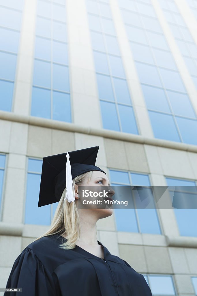 Giovane studente guardando la laurea in vita e alla carriera futura - Foto stock royalty-free di Adulto