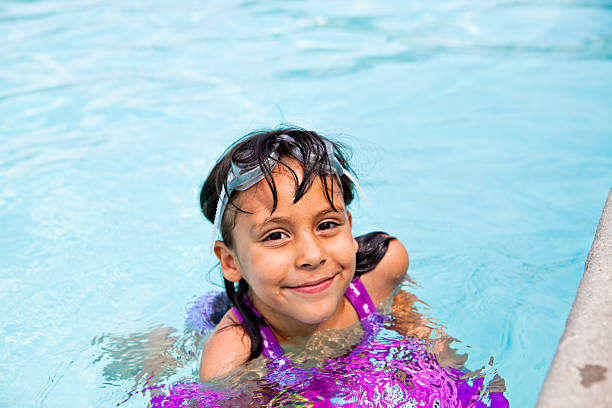 bambina nuoto - lifeguard swimming pool summer swimming foto e immagini stock