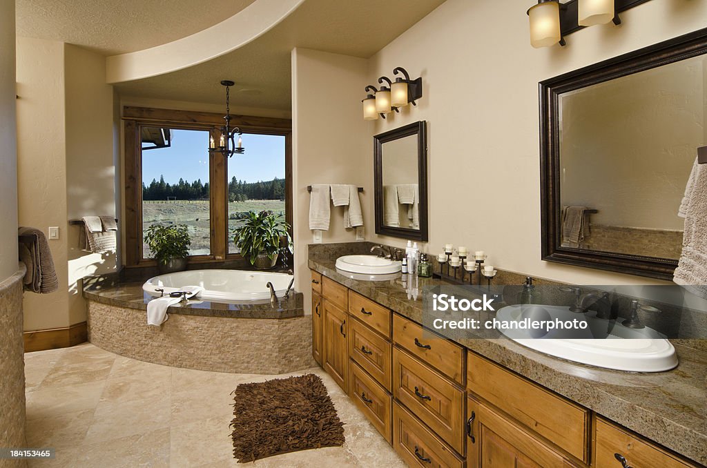 Moderno baño con una bañera romana - Foto de stock de Baño libre de derechos