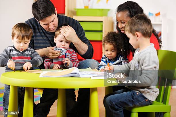 Assistenti Supervisione Gruppo Di Bambini E Di Piccolo Ragazzo - Fotografie stock e altre immagini di Padre