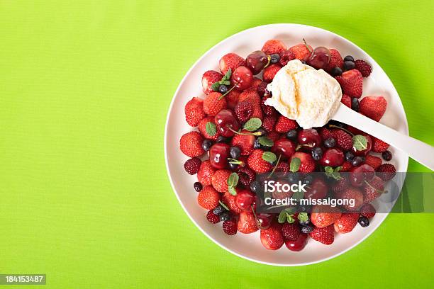 Bagas Misturadas Com Gelado - Fotografias de stock e mais imagens de Alimentação Saudável - Alimentação Saudável, Cereja, Cerâmica