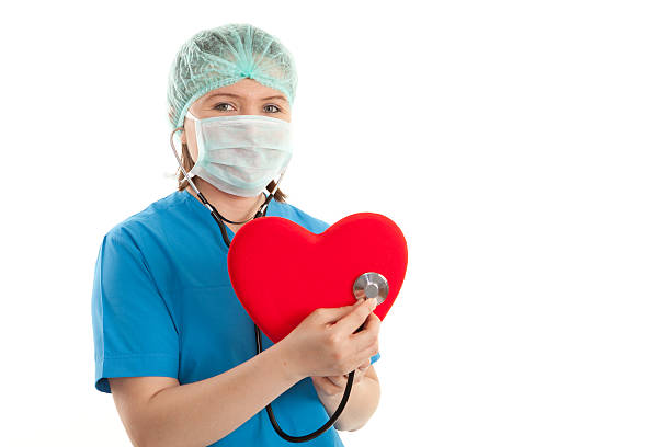 mujeres jóvenes trabajador de asistencia sanitaria y a la forma de corazón - stethoscope paramedic working heart disease fotografías e imágenes de stock